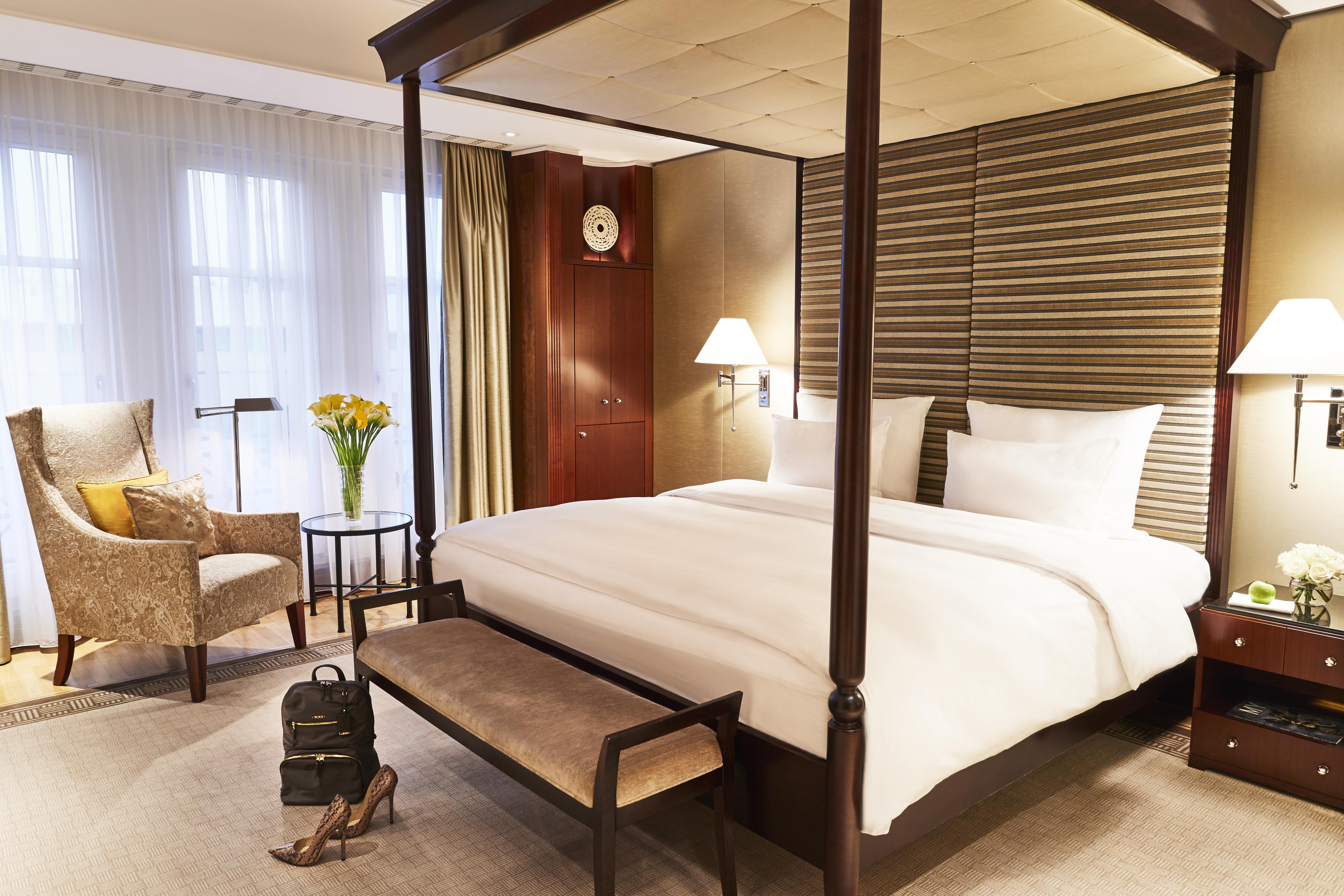 Hotel Adlon Kempinski Berlino Esterno foto A bedroom at the Mandarin Oriental, Munich