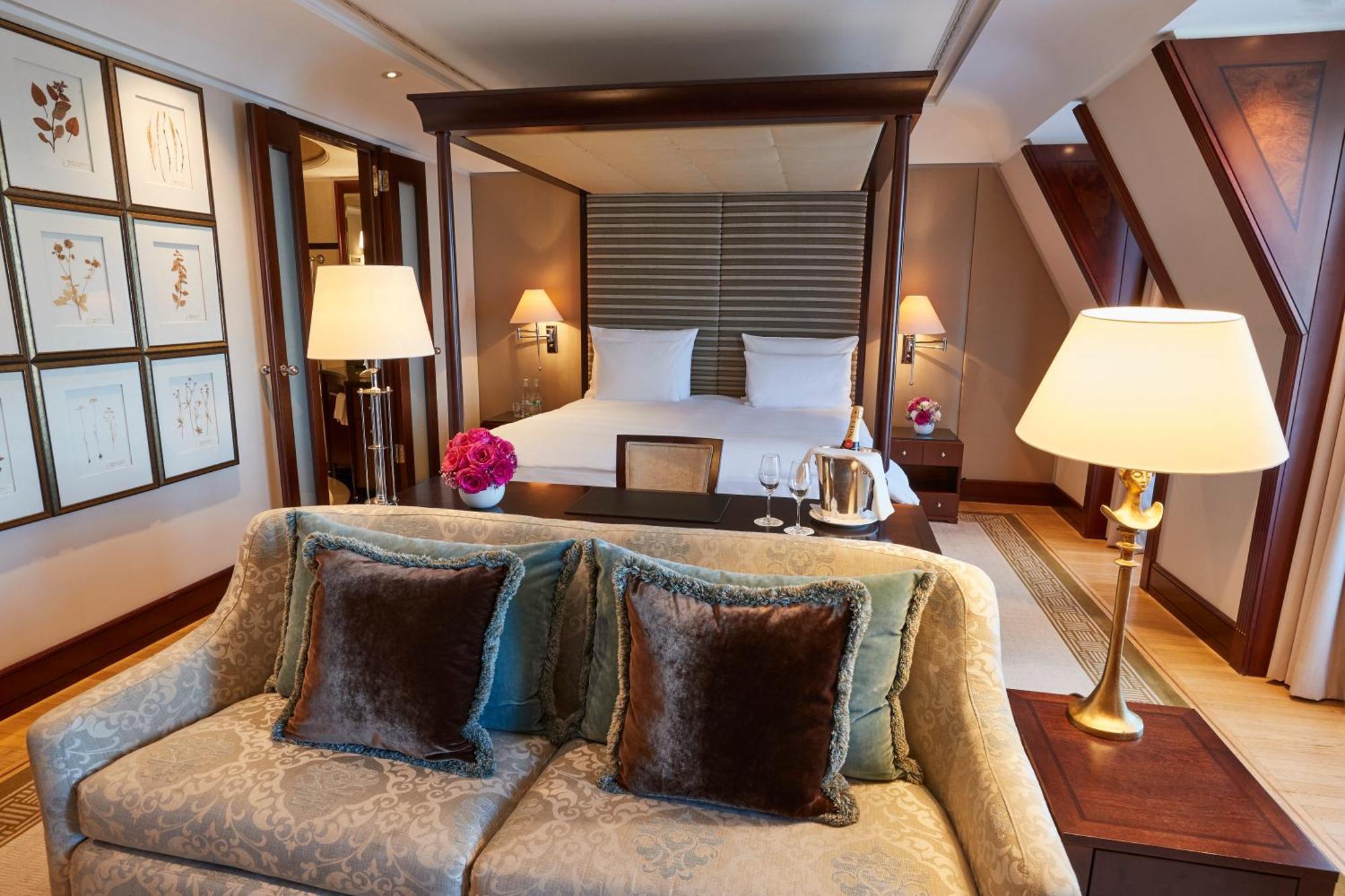 Hotel Adlon Kempinski Berlino Esterno foto A suite on board the Queen Mary 2