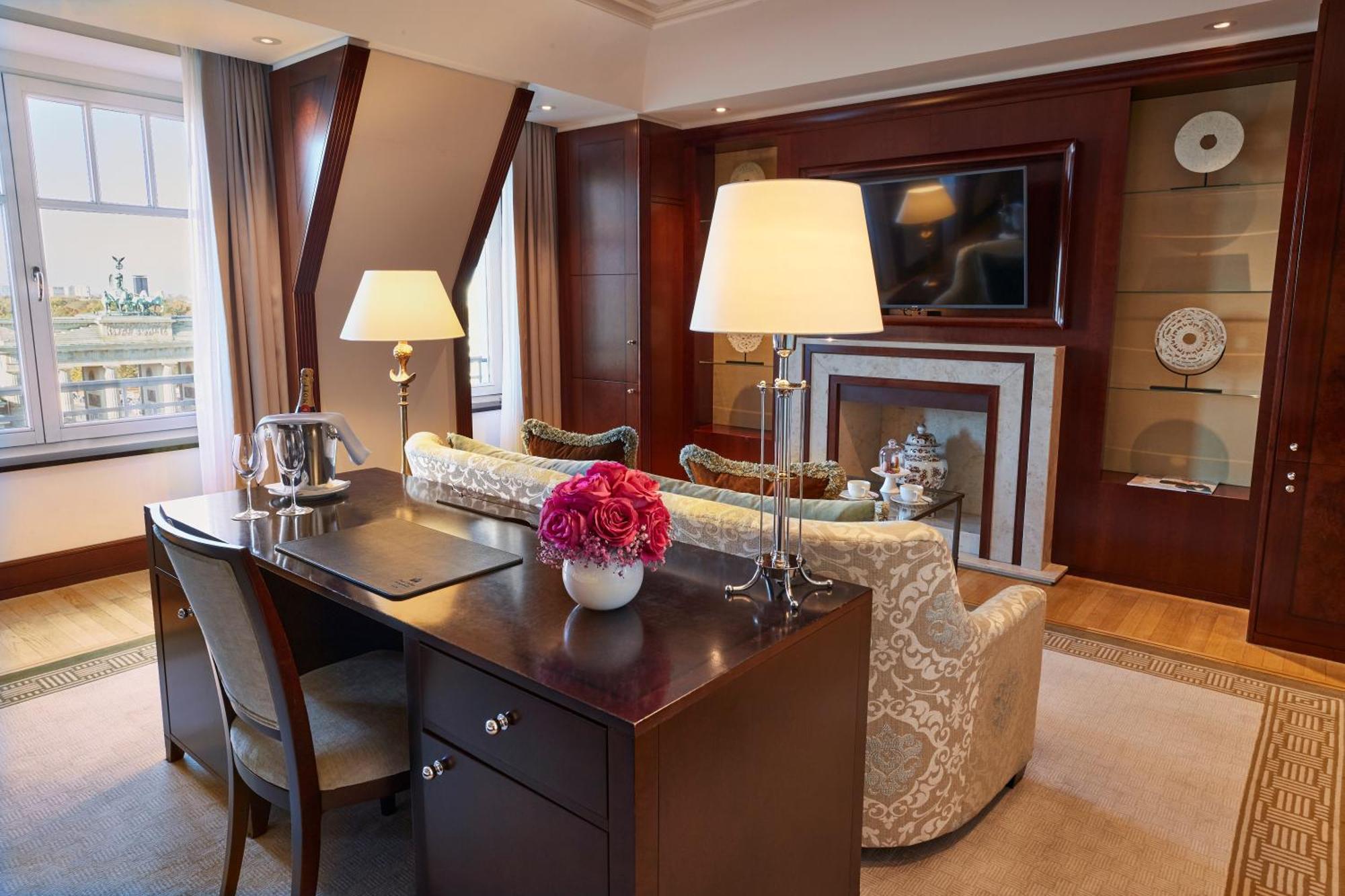Hotel Adlon Kempinski Berlino Esterno foto The interior of a suite at the Mandarin Oriental, Munich