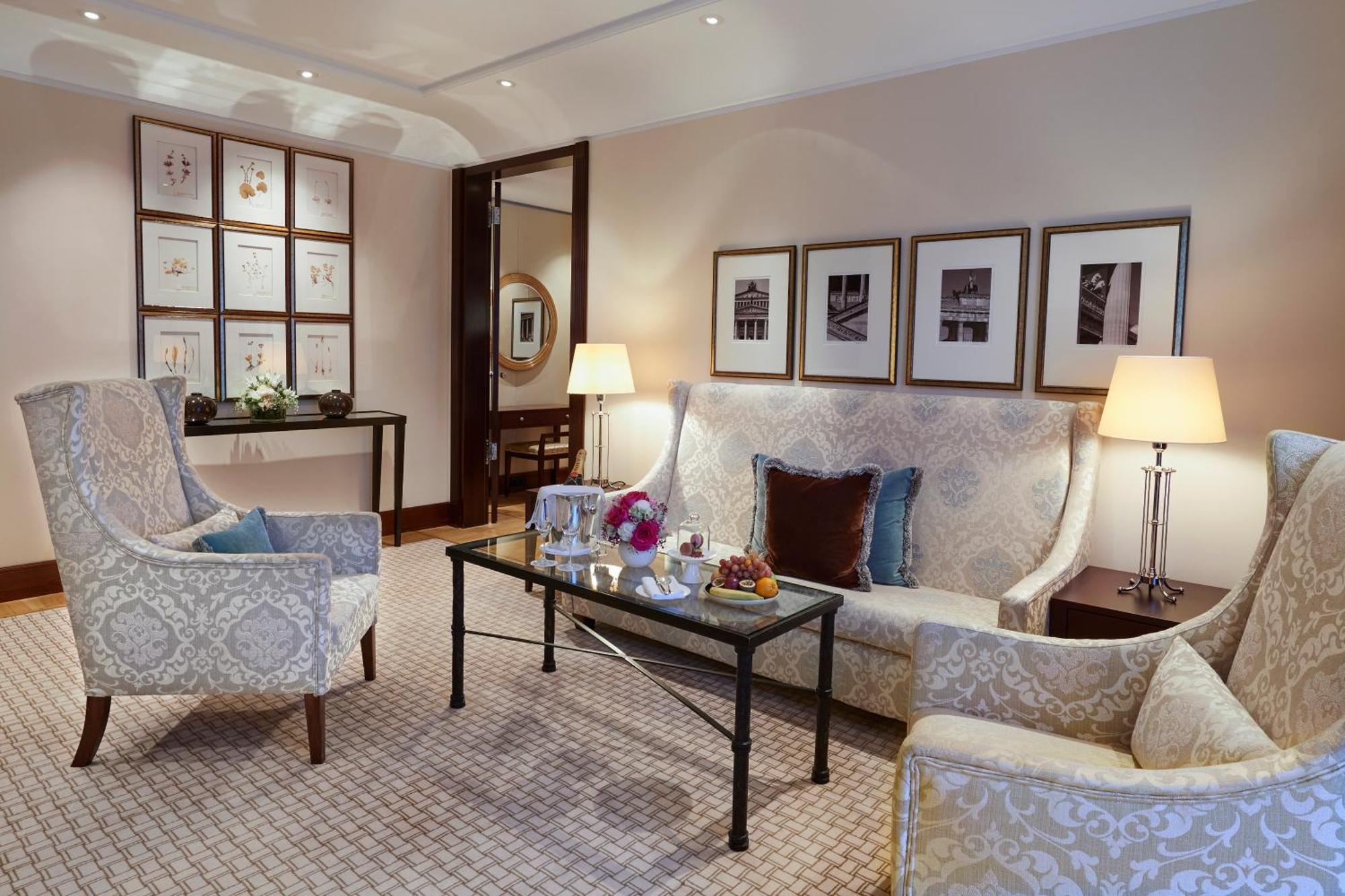 Hotel Adlon Kempinski Berlino Esterno foto A living room at the Mandarin Oriental, London