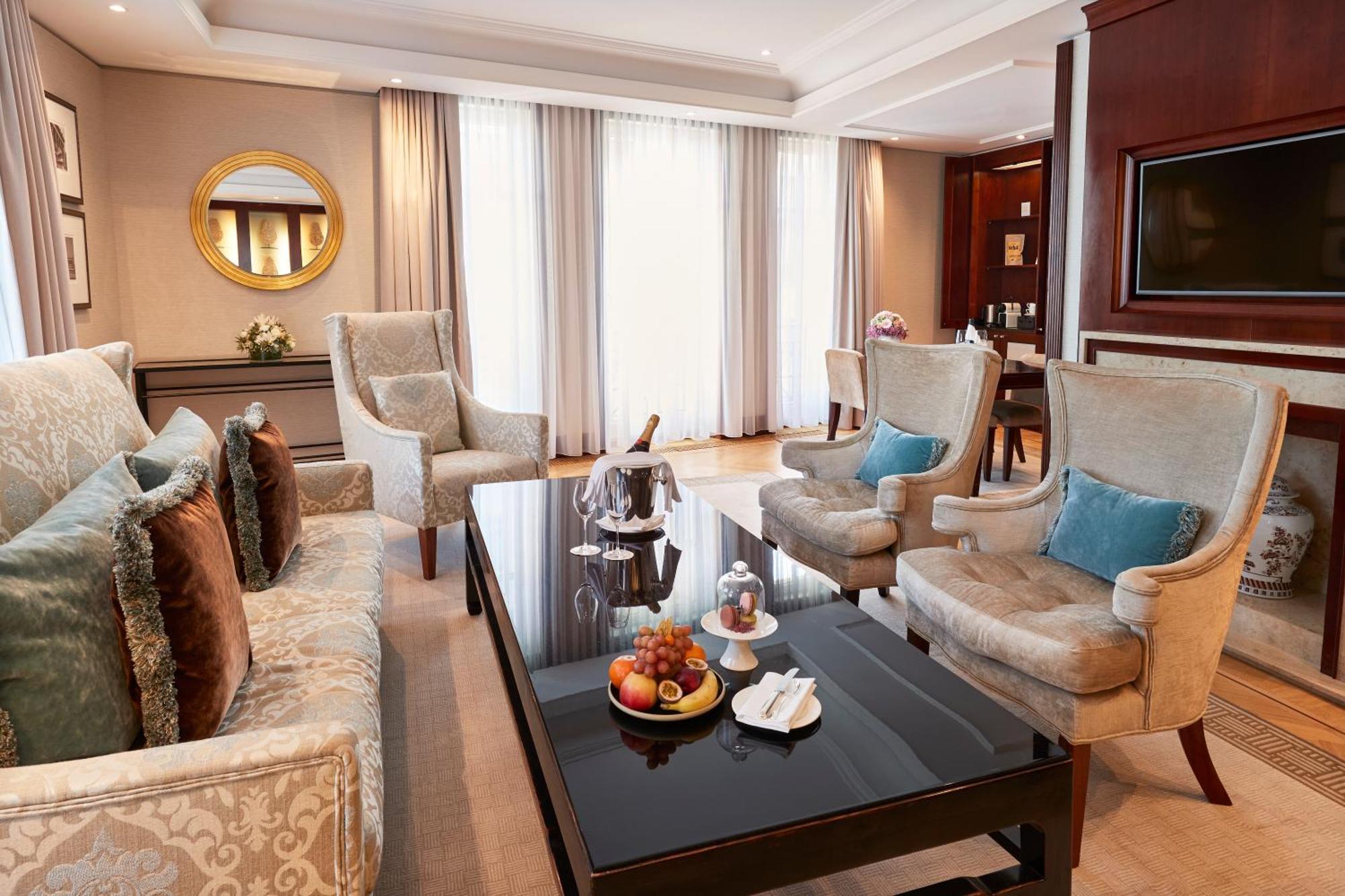 Hotel Adlon Kempinski Berlino Esterno foto The interior of a suite at the Taj Mahal Palace, Mumbai