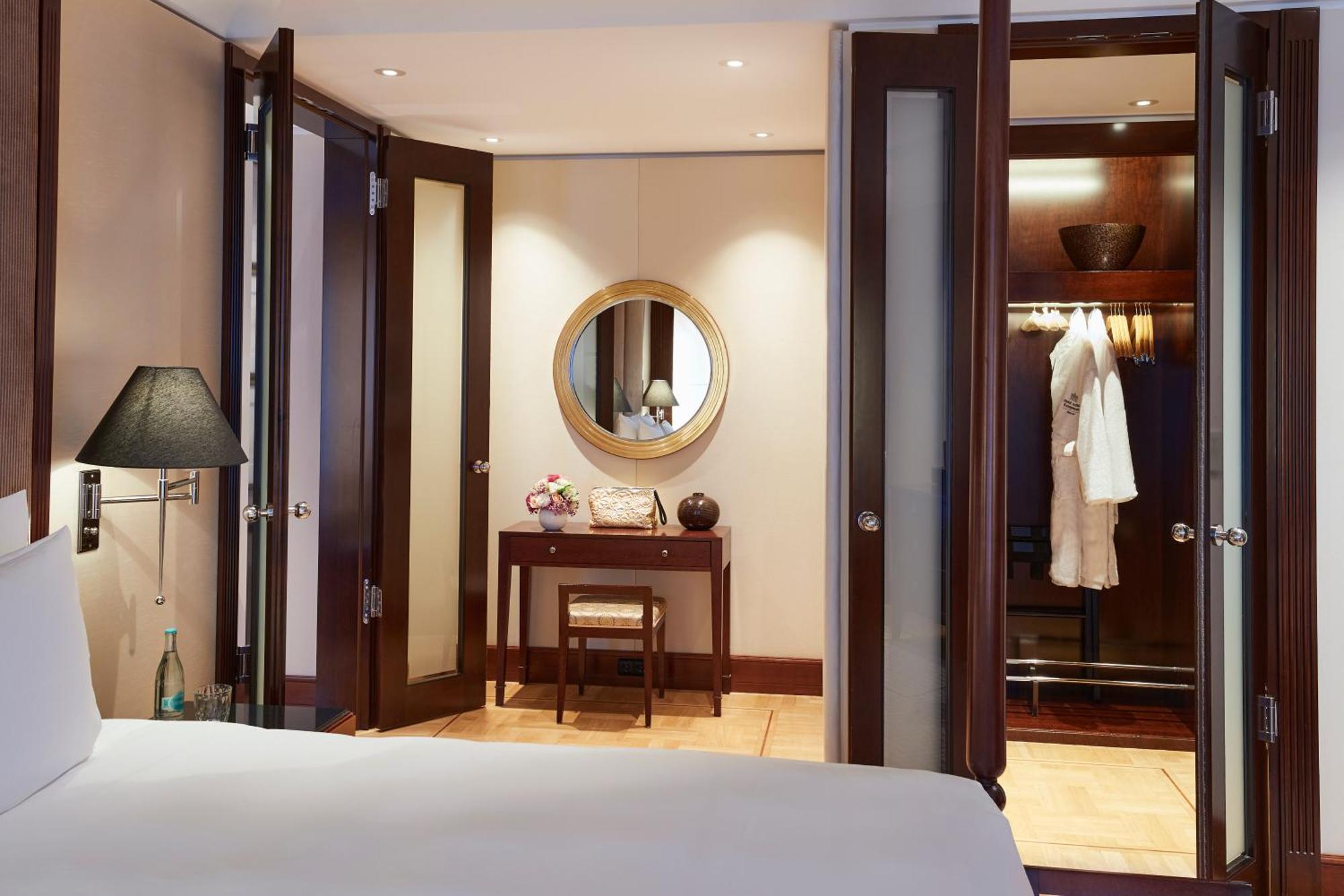 Hotel Adlon Kempinski Berlino Esterno foto A suite at the Mandarin Oriental, London